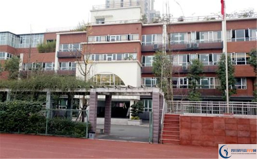 成都七中八一學校的住宿費用是多少？