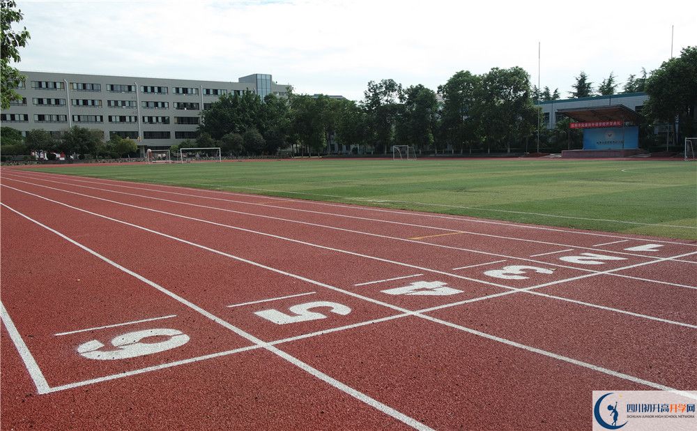 成都大學附屬中學住宿費用是多少？