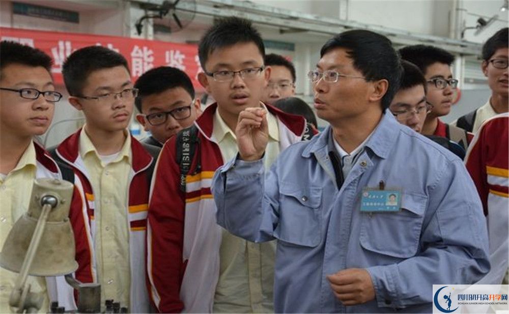 成都七中嘉祥外國語學校高中住宿怎么樣？