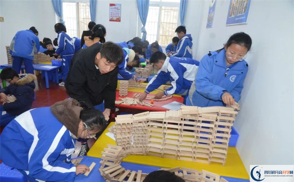 成都華西中學(xué)實(shí)驗(yàn)班人數(shù)是多少？