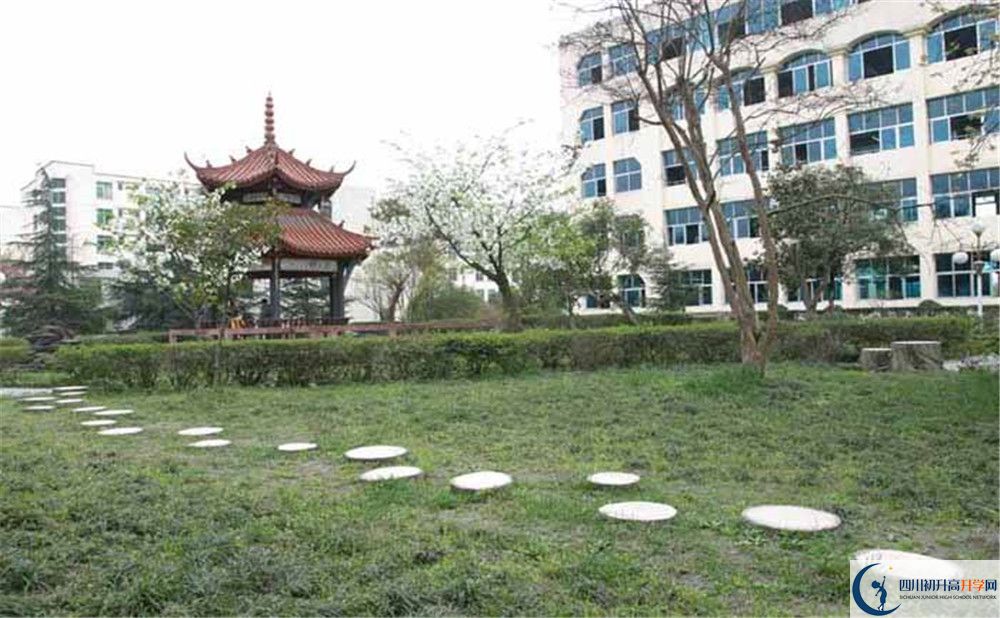 都江堰外國(guó)語(yǔ)實(shí)驗(yàn)學(xué)校是私立收費(fèi)嗎？