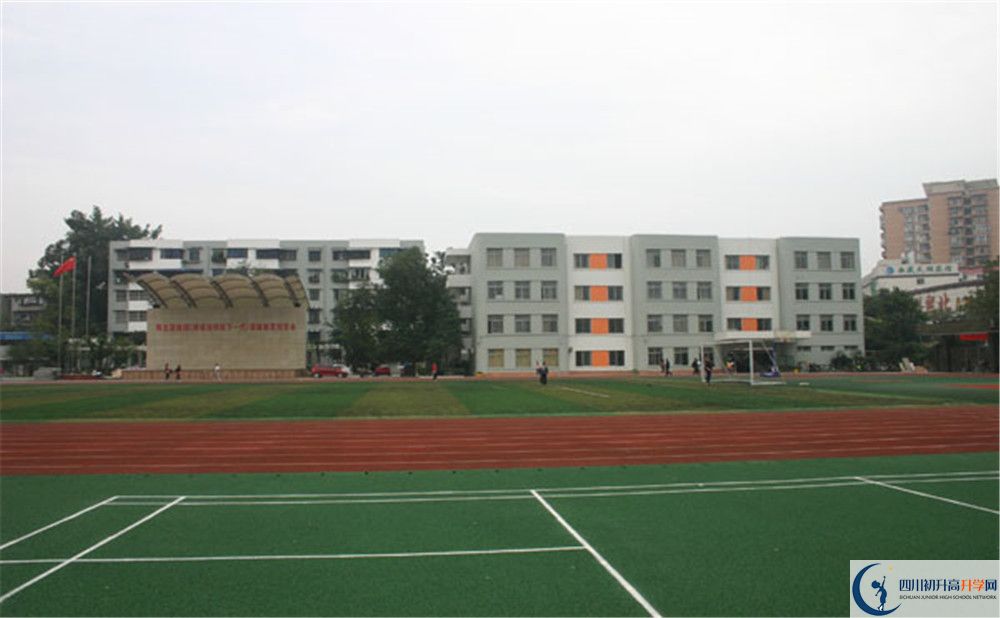 成都鐵路中學實驗班學費貴嗎？