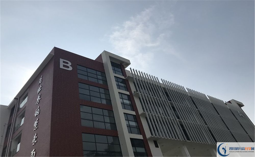 北京第二外國(guó)語(yǔ)學(xué)院成都附屬中學(xué)在校學(xué)生總?cè)藬?shù)是多少？