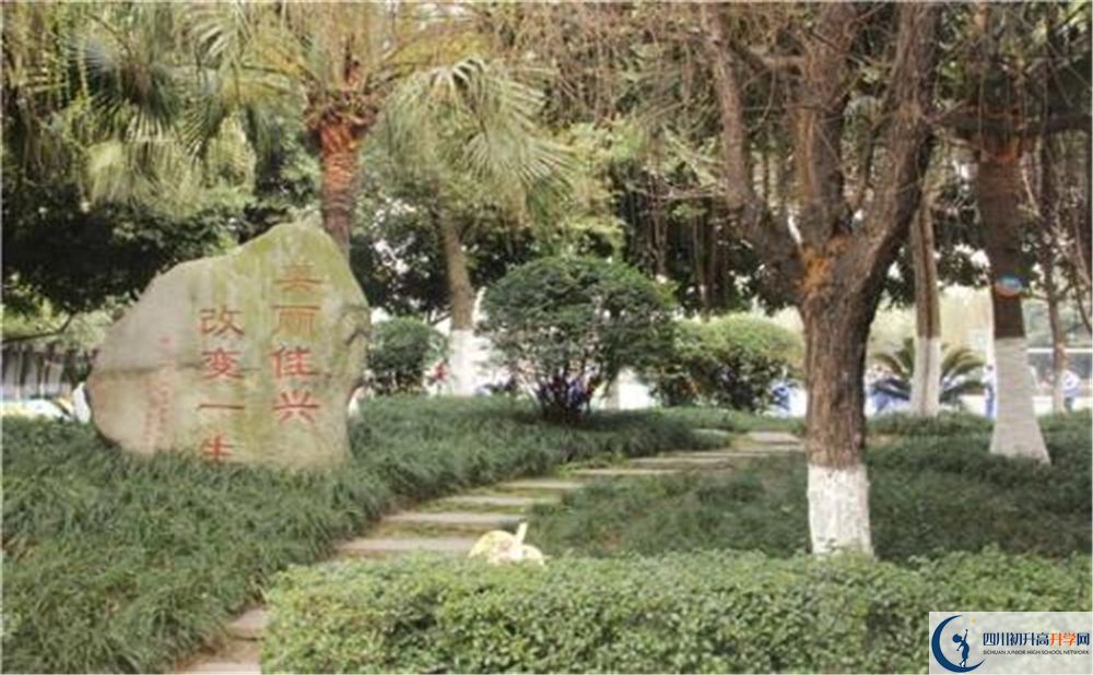 成都石室佳興外國語學(xué)校在校學(xué)生總?cè)藬?shù)是多少？