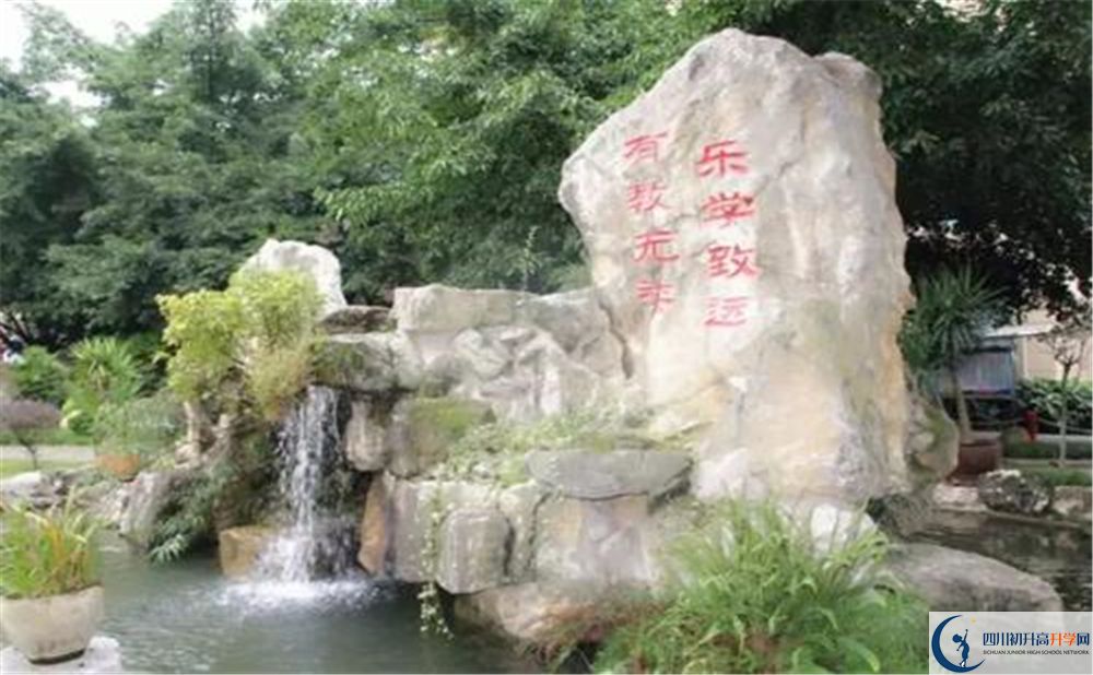 武侯高級中學(xué)在校學(xué)生總?cè)藬?shù)是多少？