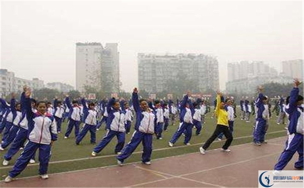 成都高新實(shí)驗(yàn)中學(xué)在校學(xué)生總?cè)藬?shù)是多少？