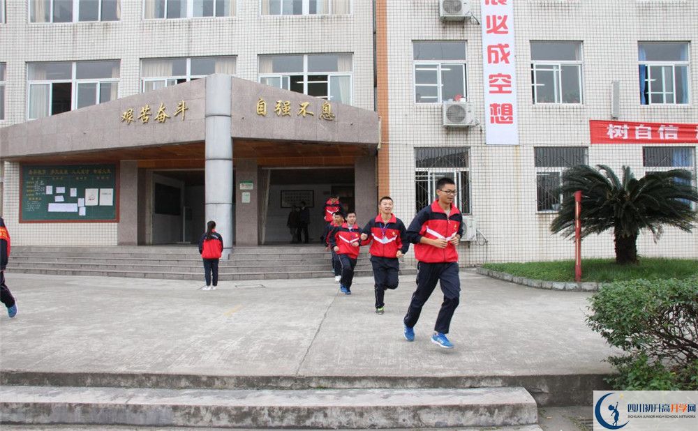 洛帶中學(xué)在校學(xué)生總?cè)藬?shù)是多少？