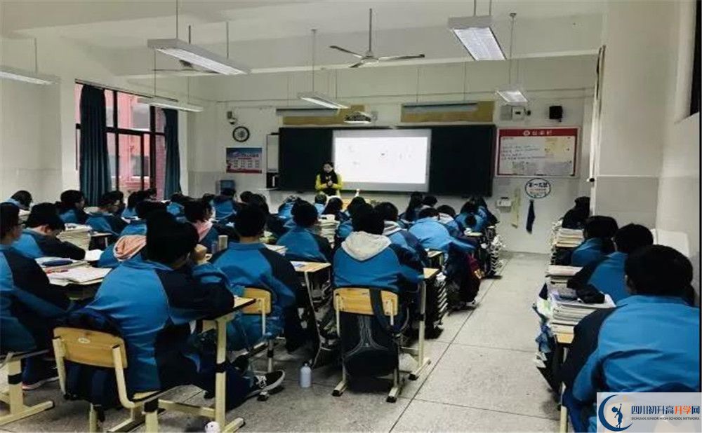新都一中在校學(xué)生總?cè)藬?shù)是多少？