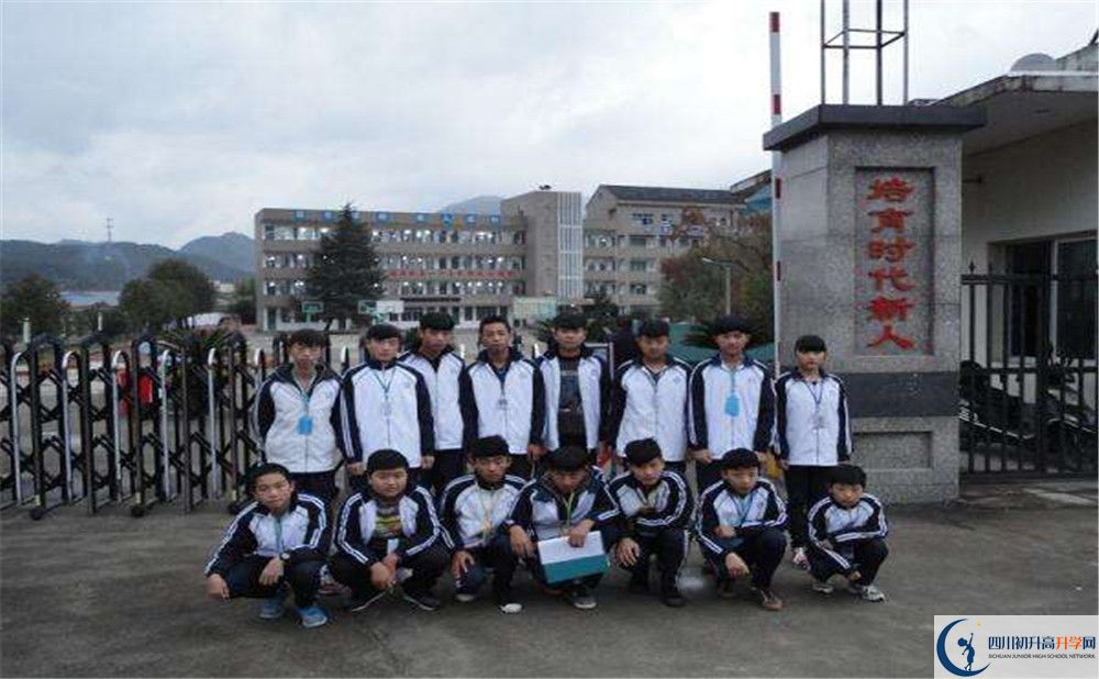 安仁中學在校學生總人數(shù)是多少？