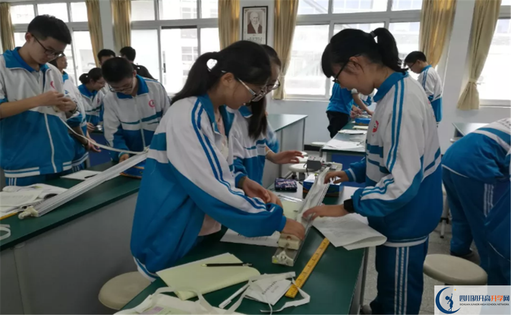 都江堰中學(xué)今年的學(xué)費(fèi)怎么收取，是否變化？