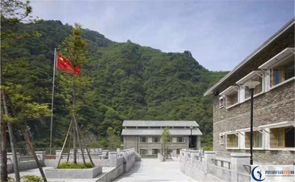臥龍?zhí)貐^(qū)中學(xué)今年的錄取條件是否有變化？