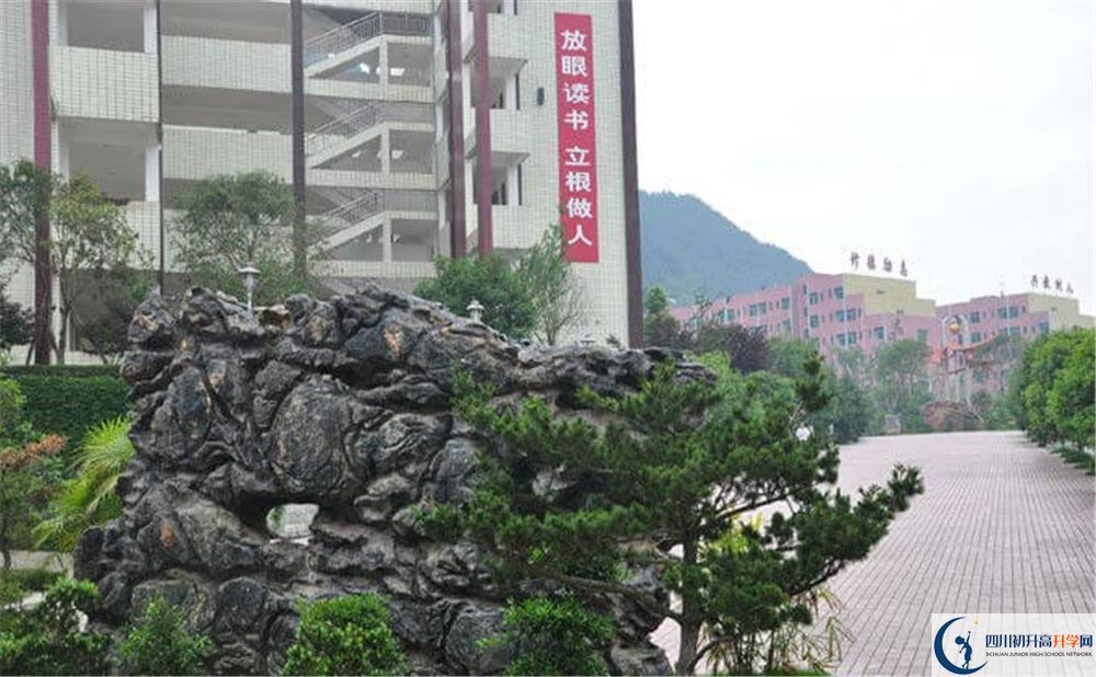 巴中龍泉外國(guó)語(yǔ)學(xué)校今年的學(xué)費(fèi)怎么收取，是否變化？